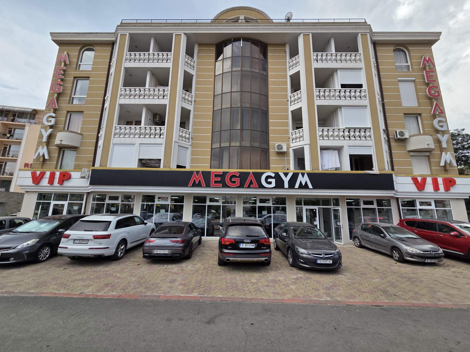 Входът на MEGA GYM Слънчев бряг