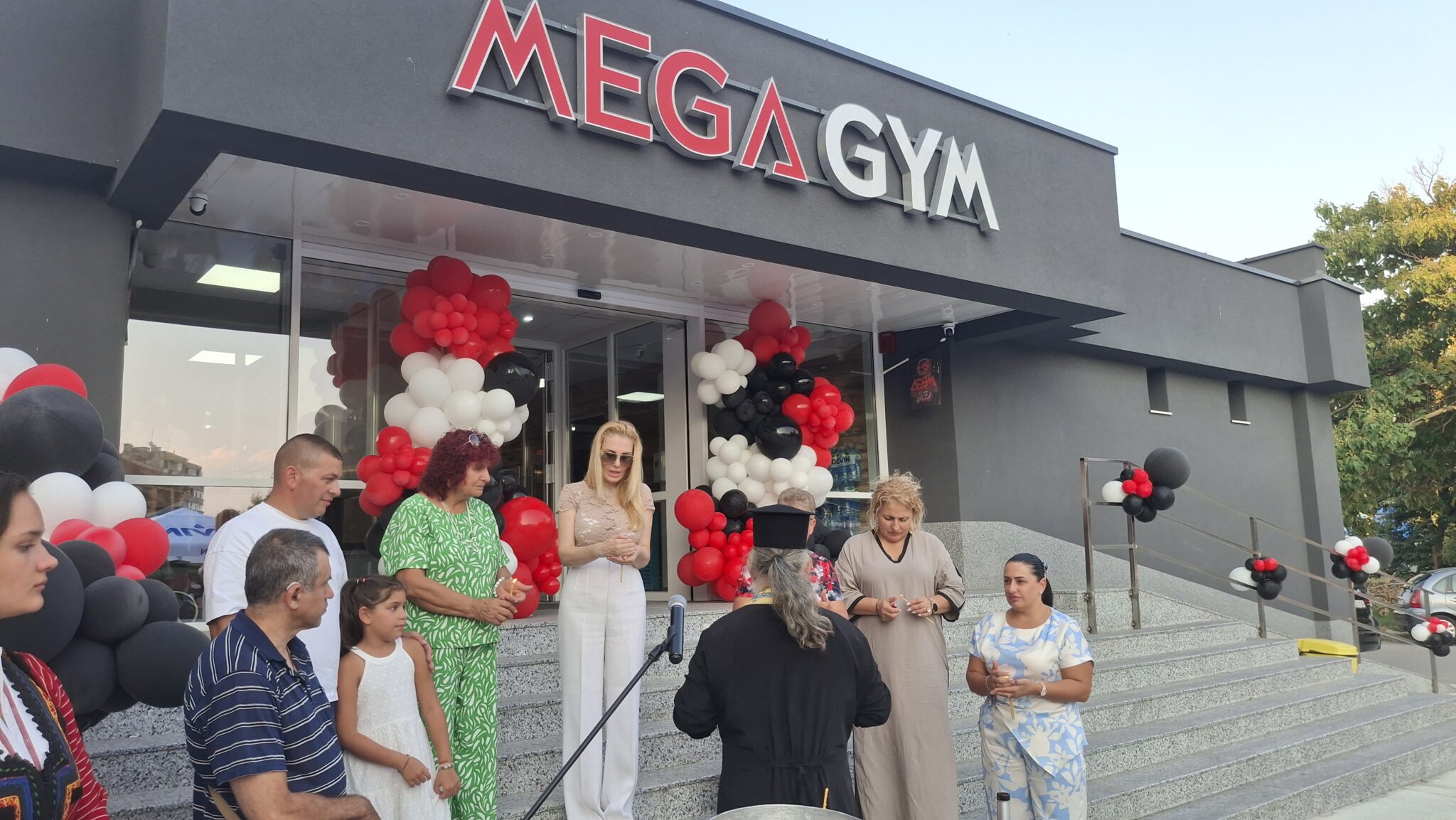 Входът на MEGA GYM Ямбол